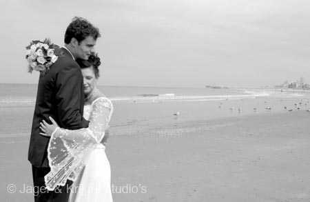 bruidspaar op het strand in zwart-wit