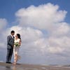 bruidspaar op het strand